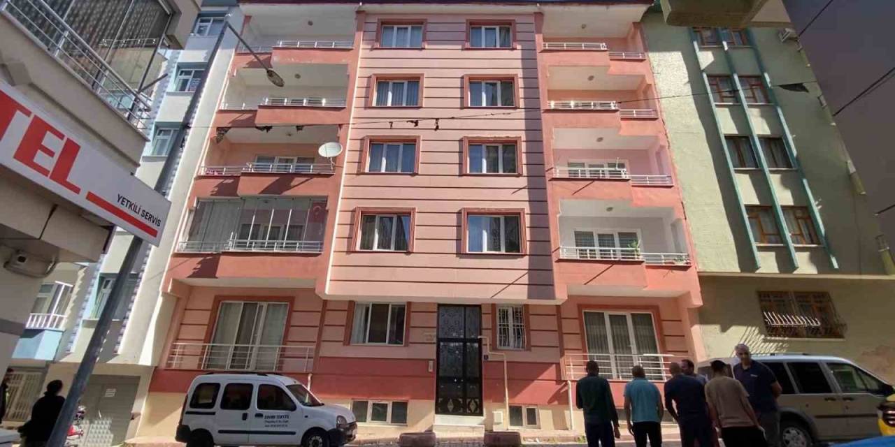 Elazığ’da 4. Kattan Park Halindeki Otomobilin Üzerine Düşen Kadın Hayatını Kaybetti