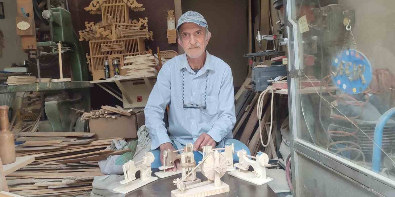 Çocukluğundaki Eşyaların Ahşap Minyatürünü Yaptı