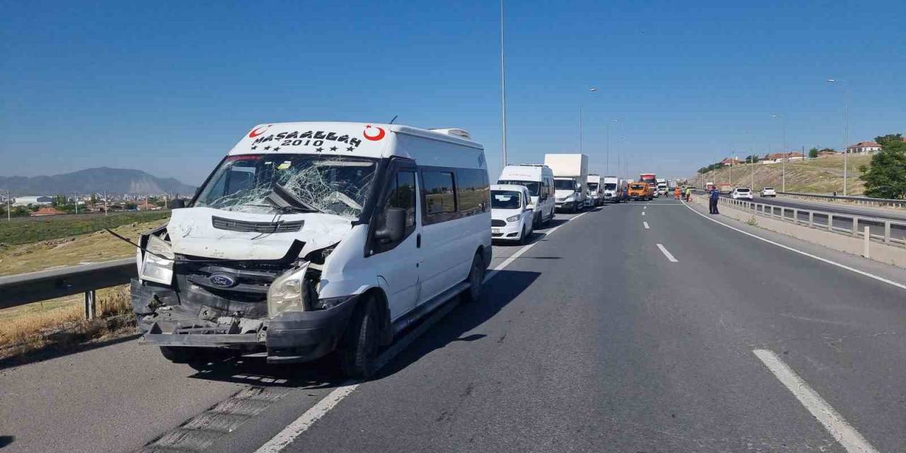 Tırdan Dökülen Malzeme Zincirlemeye Kazaya Neden Oldu: 11 Yaralı