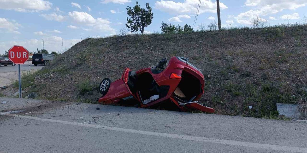 Hafif Ticari Aracın Otomobille Çarpıştığı Kazada 4 Kişi Yaralandı