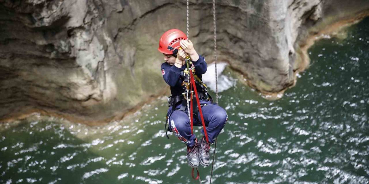 Ateş Savaşçılarının Kurtarma Tatbikatı Komandoları Aratmadı