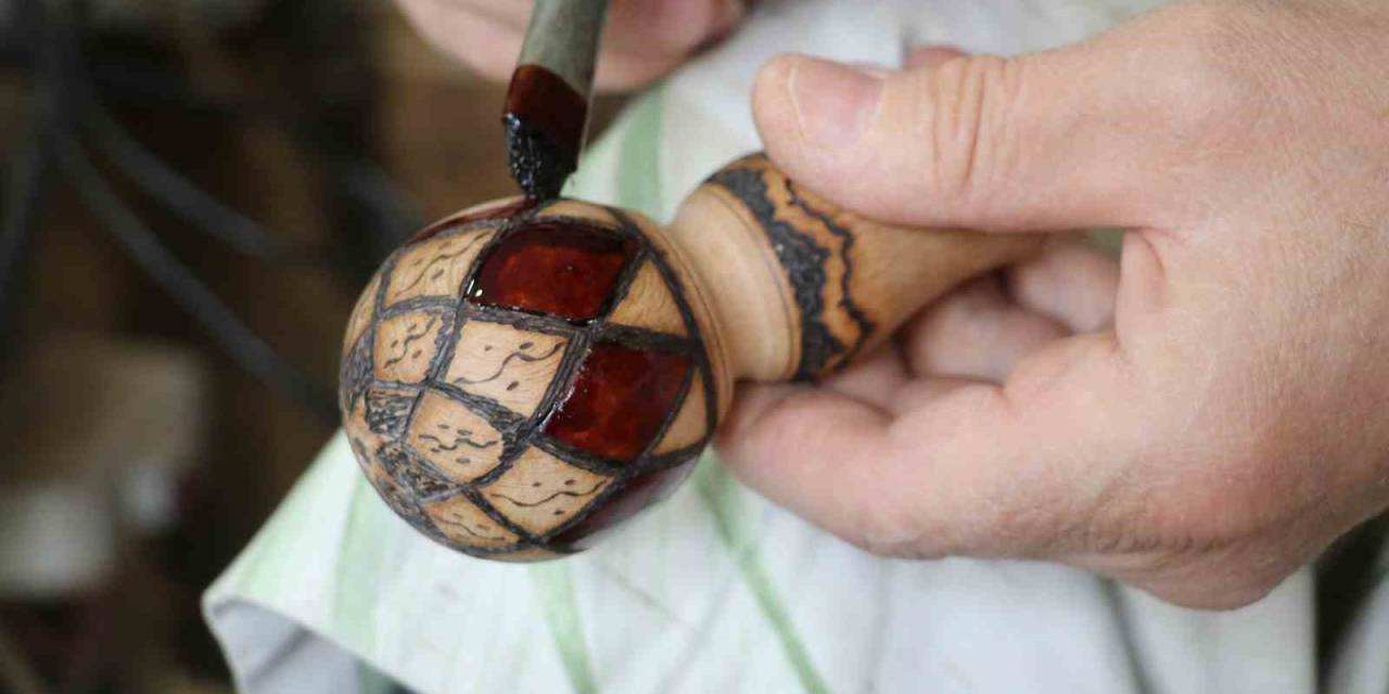 Dünyaca Ünlü Sivas Kiliminin Motiflerini Bastona İşliyor