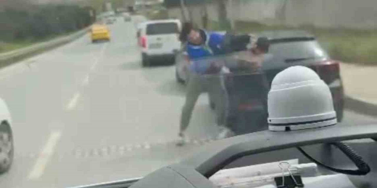 İstanbul’da Trafikte Boks Ringini Aratmayan Kavga Kamerada: Karşısındakini Yumrukladı