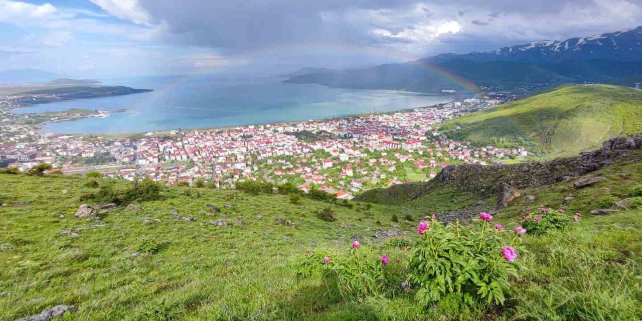 Tatvan’da Gökkuşağı Renk Cümbüşü Oluşturdu