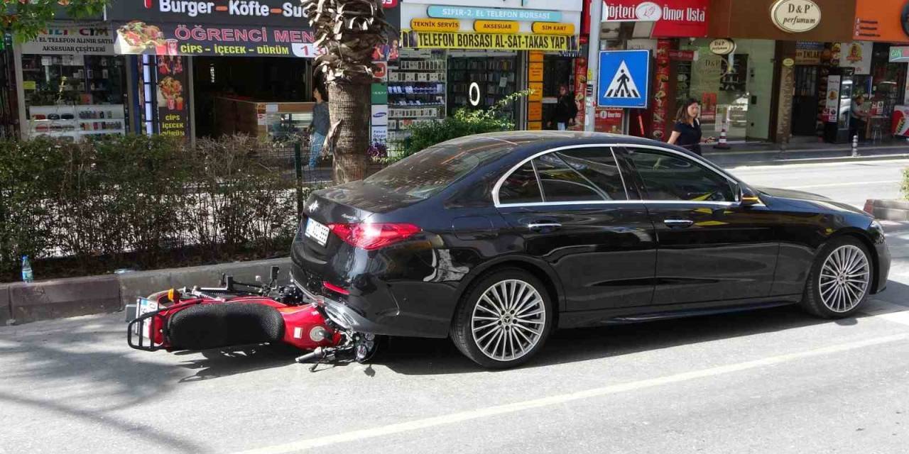 Yaya Geçidini Görünce Kendini Kilitleyen Lüks Otomobilin Altına Girdi