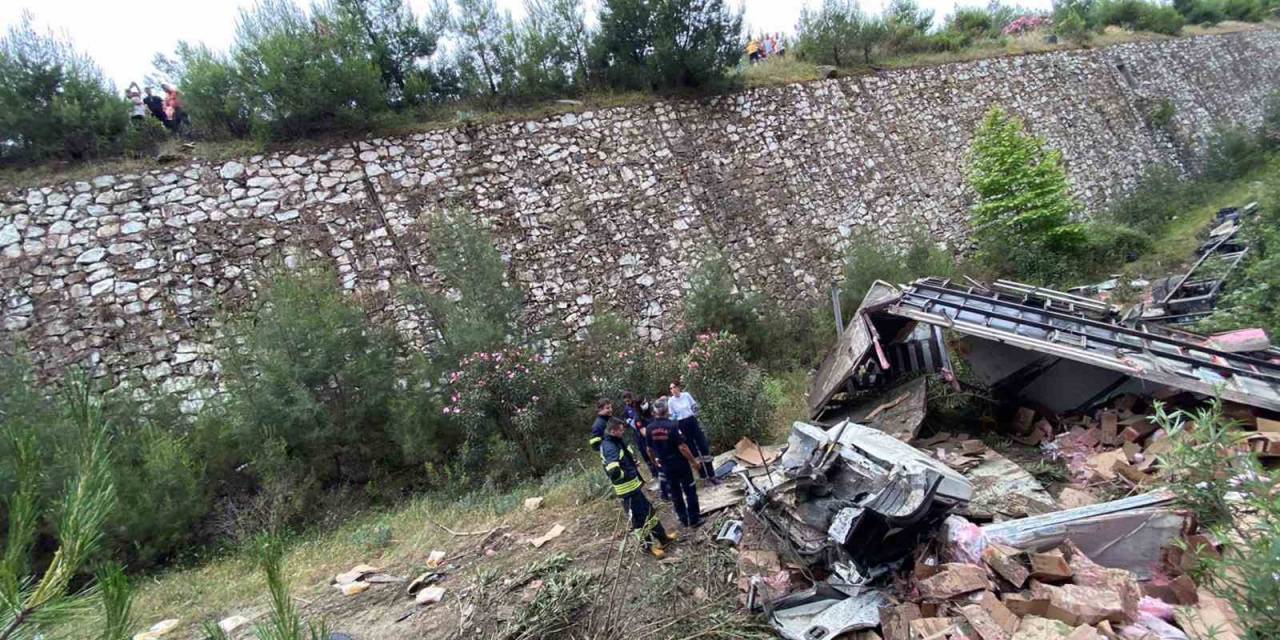 20 Metrelik Uçuruma Düşen Kamyonun Sürücüsü Öldü