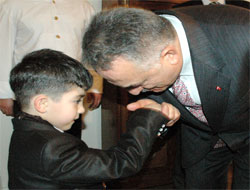 El Öpenlerin Çok Olsun Bakan'ım!