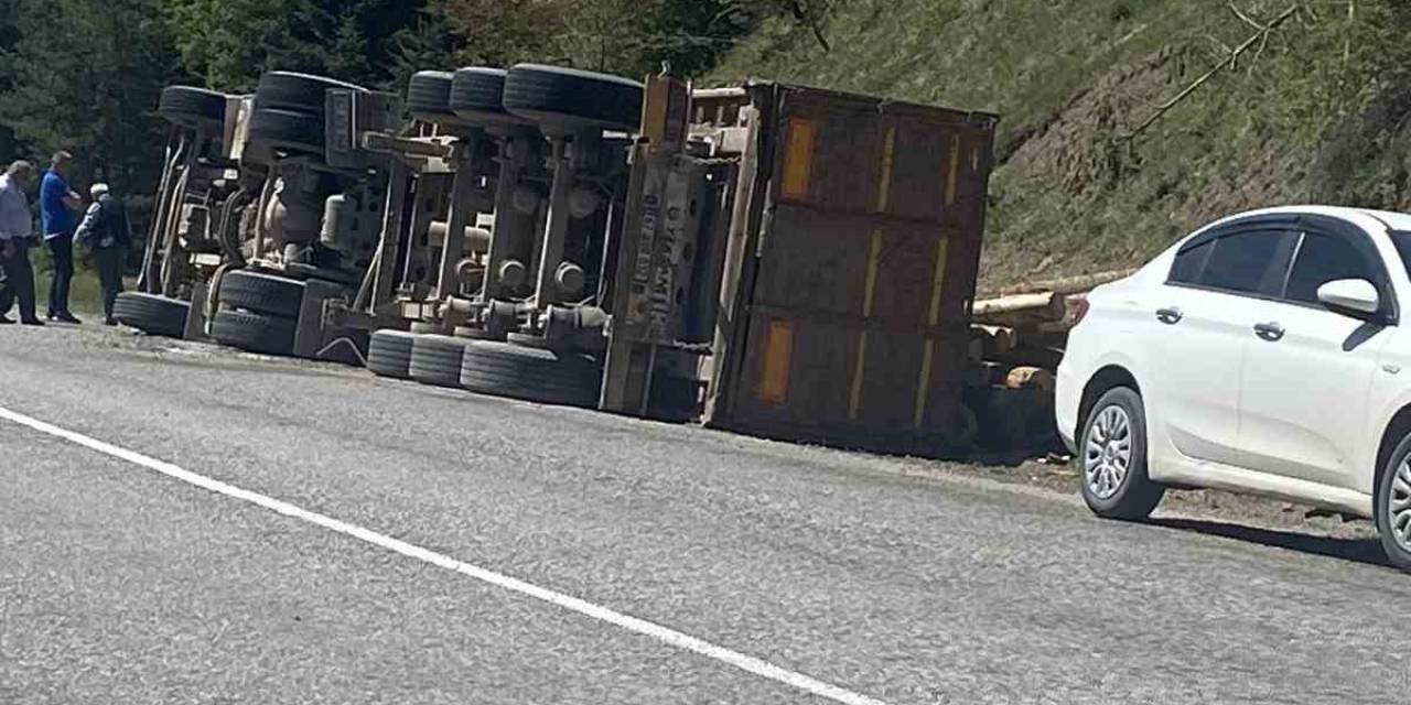 Kastamonu’da Tomruk Yüklü Tır Devrildi: 1 Yaralı