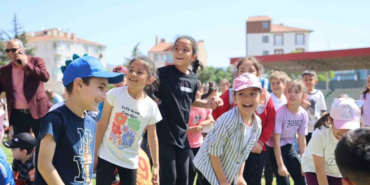 Geleneksel Çocuk Oyunları Yarışmaları Şenliğe Dönüştü