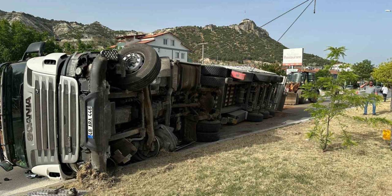 Burdur’da Tomruk Yüklü Kamyon Devrildi, Yol Trafiğe Kapandı