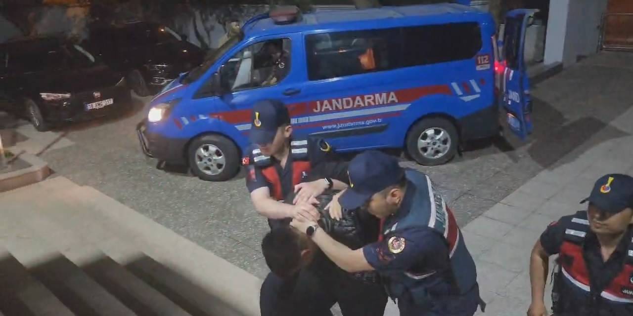 Taksiciyi 20 Kere Bıçaklayıp Gasp Eden 19 Yaşındaki Saldırgan Tutuklandı