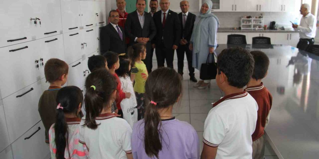 Beyşehir’de İhtiyaç Sahibi Öğrencilere Kıyafet Yardımı