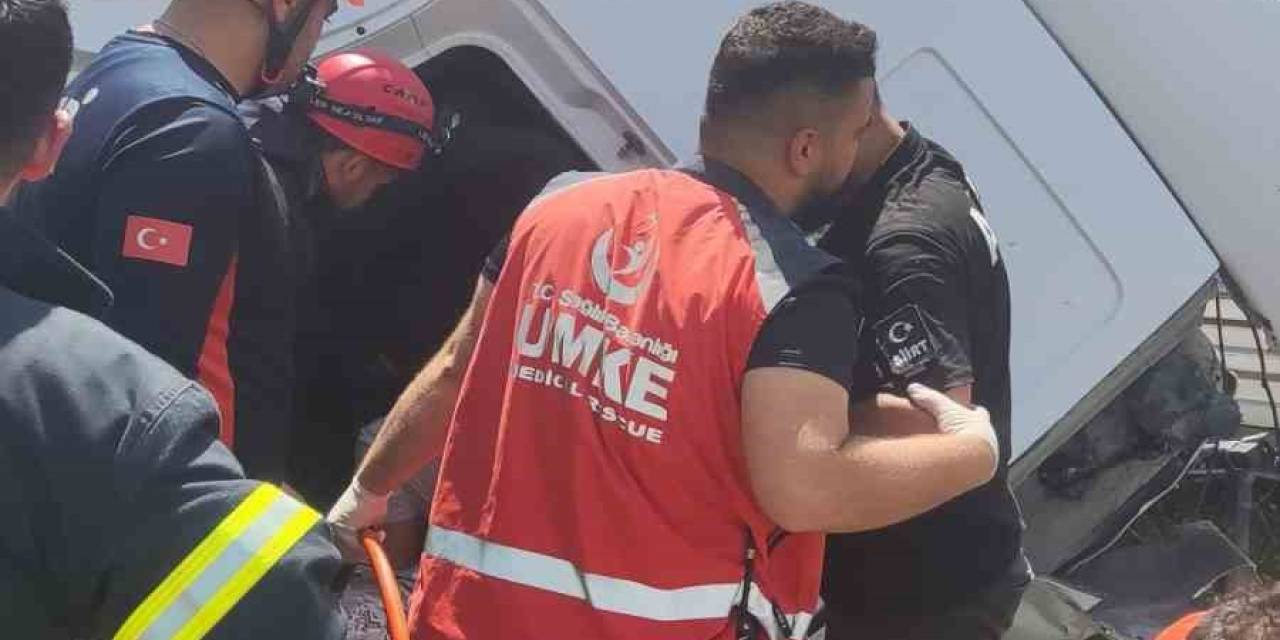 Siirt’te Tır Şarampole Yuvarlandı: 1 Ölü, 1 Yaralı