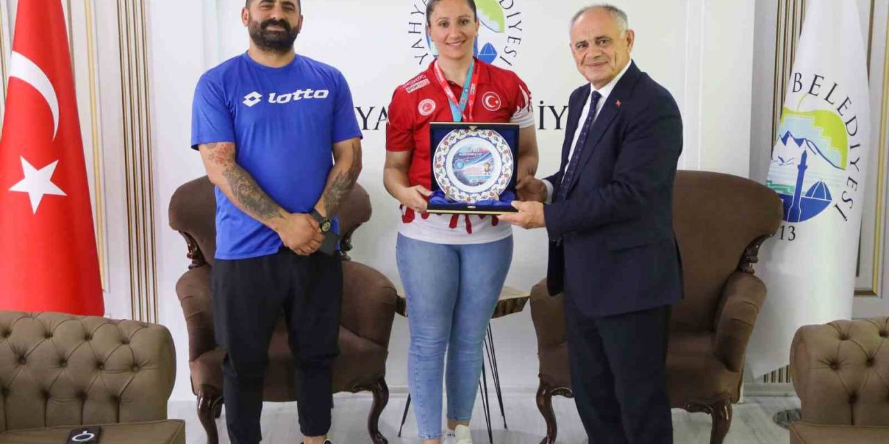 Şampiyon Sporcudan Başkan Öztürk’e Ziyaret