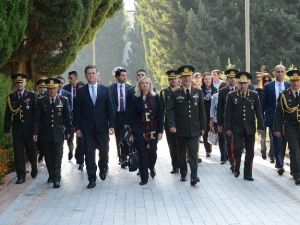 Genelkurmay Başkanı Hulusi Akar Bakü’de Şehitliği Ziyaret Etti