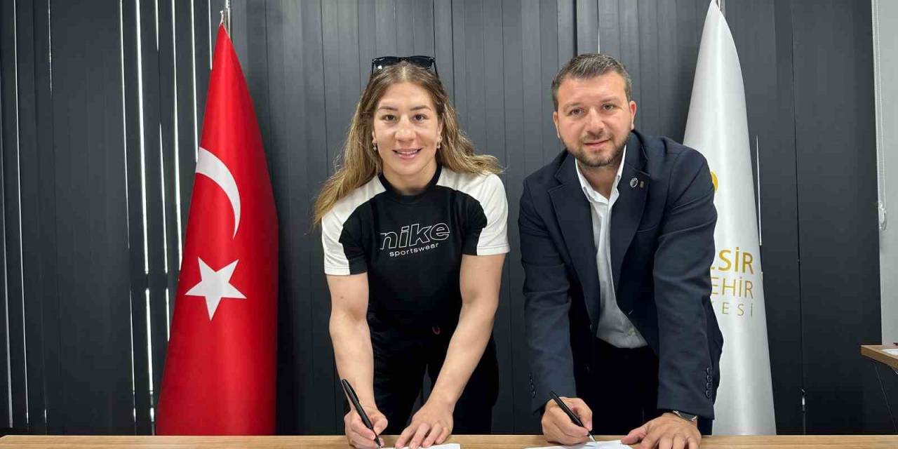 Olimpiyatlar Öncesi Milli Güreşçi Yasemin Adar Yiğit İle Sözleşme Yenilendi