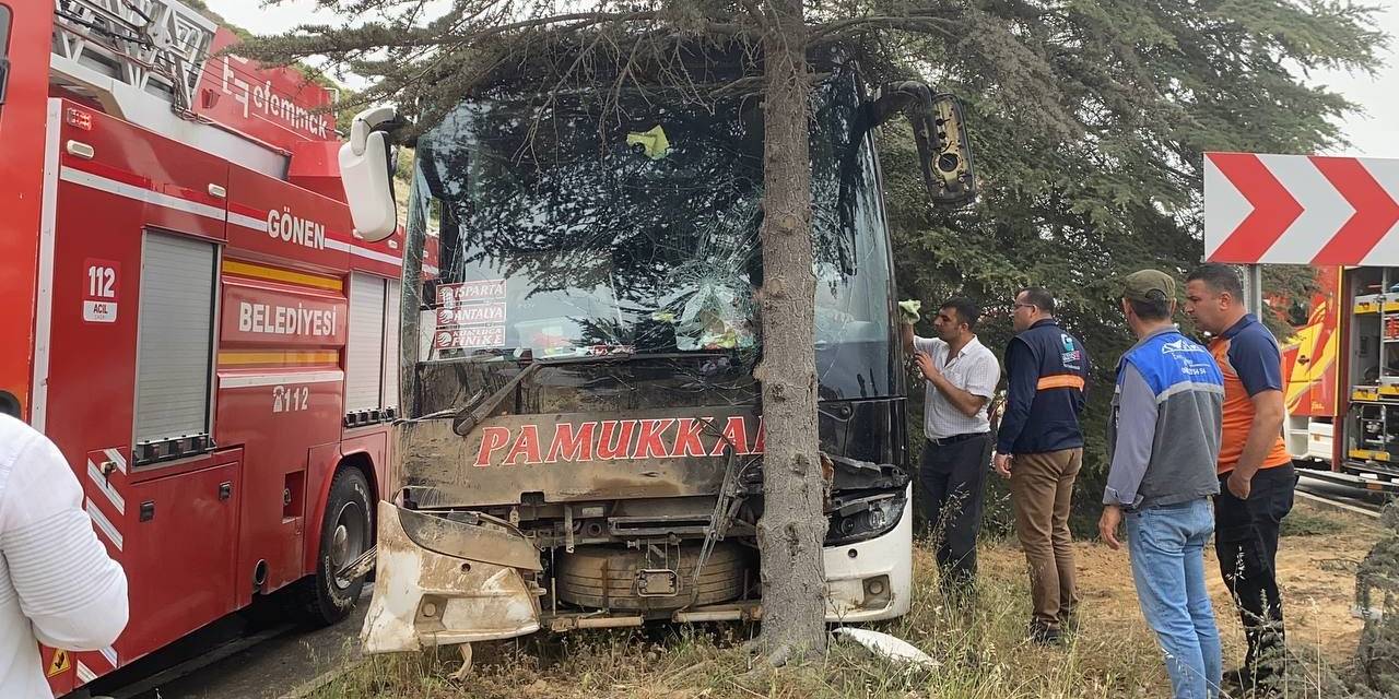 Isparta’da Kontrolden Çıkan Yolcu Otobüsü Ağaca Çarptı: İlk Belirlemelere Göre 11 Yaralı Var