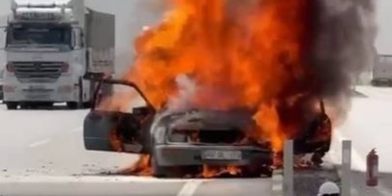 Seyir Halindeki Otomobil Alev Alev Yandı