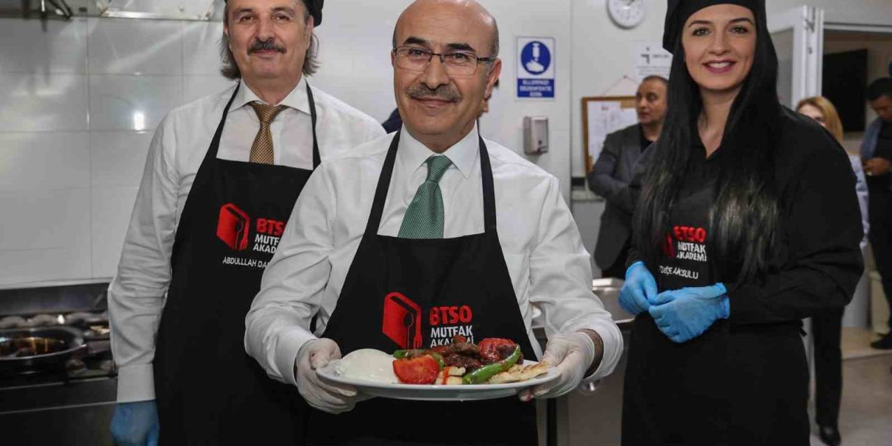 Vali Demirtaş Önlüğü Giydi Tezgahın Başına Geçti