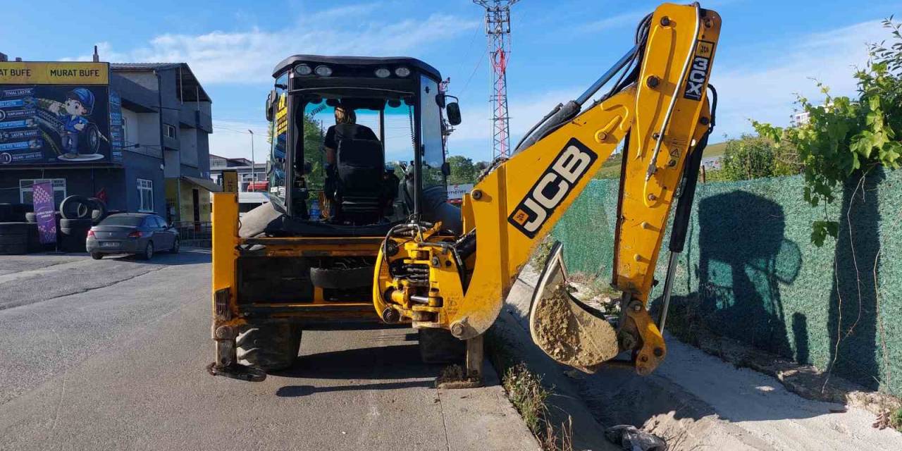 İş Makinesinin Açık Bırakılan Bomu Yayaya Çarptı