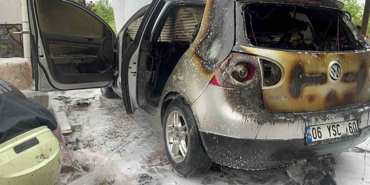 Park Halinde Alev Alan Otomobil Küle Döndü