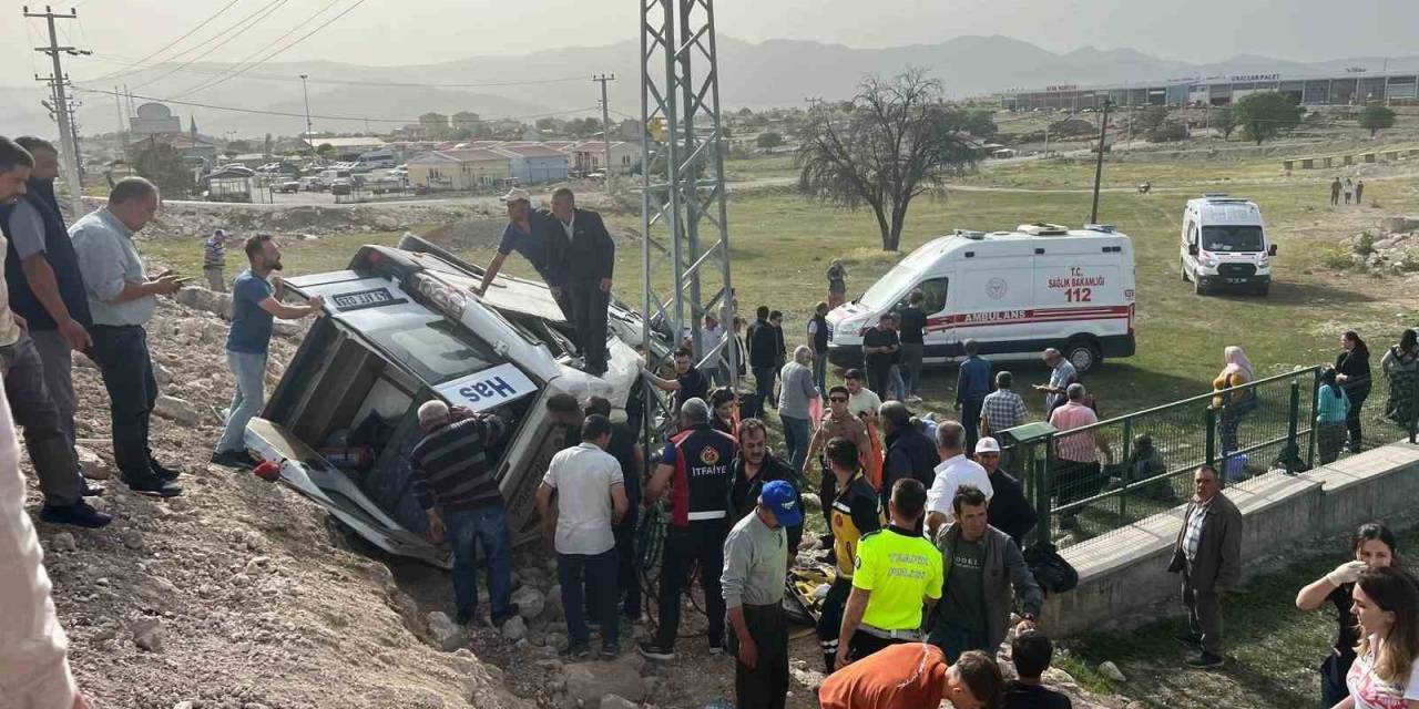 Kütahya’da Yolcu Minibüsü Devrildi: 13 Kişi Yaralandı