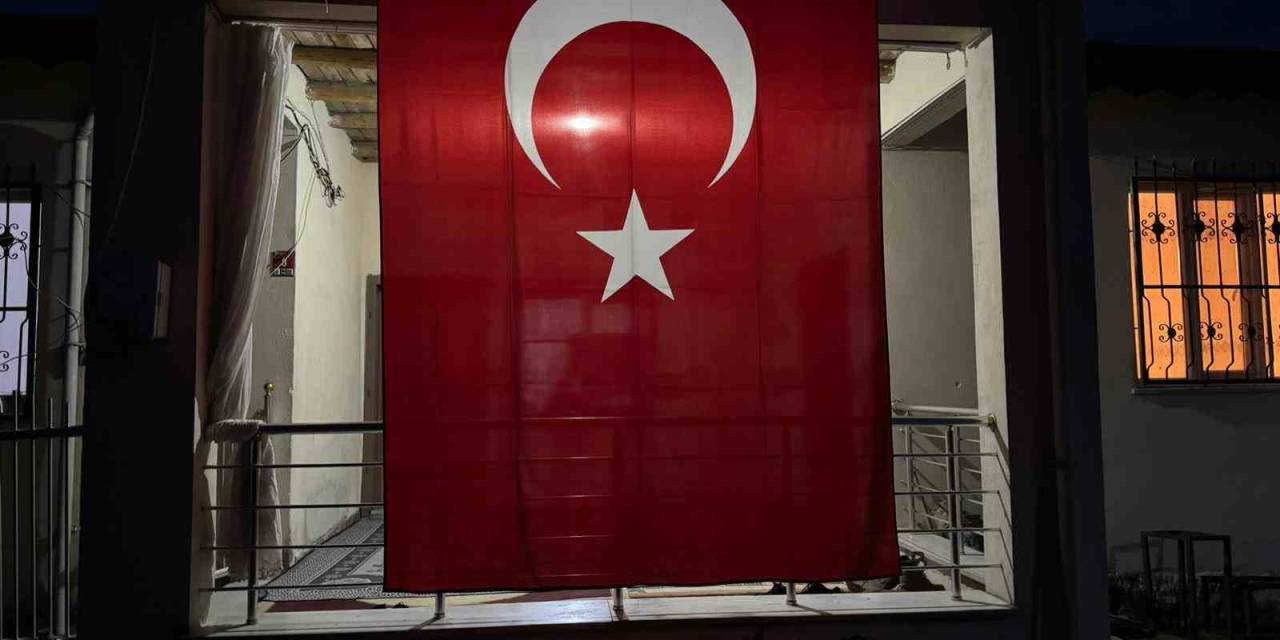 Iğdırlı Şehidin Baba Evine Türk Bayrağı Asıldı