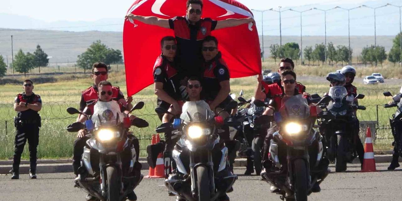 Diyarbakır’da Eğitimini Tamamlayan Motosikletli Yunus Timi Gösteri Yaptı
