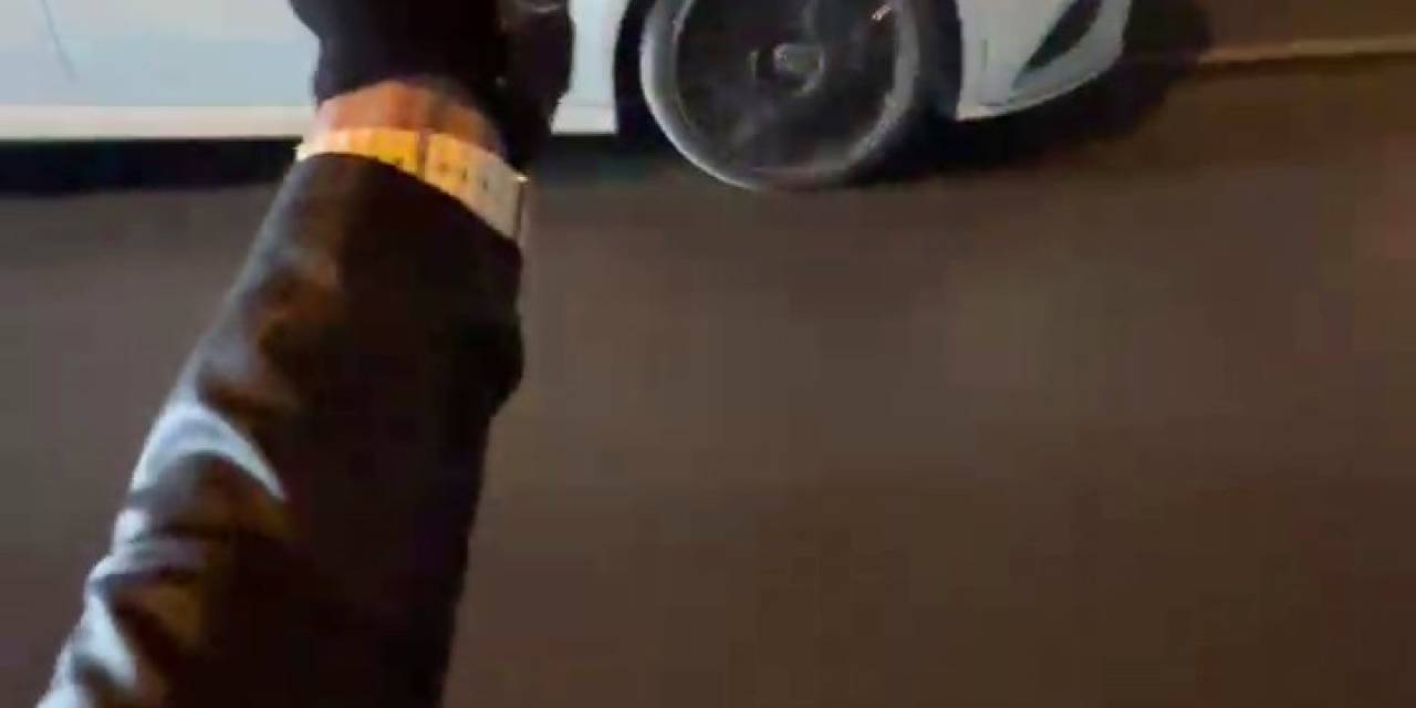 Esenyurt’ta Seyir Halindeki Otomobil İle Motosikletli Arasındaki Tehlikeli İnatlaşma Kamerada