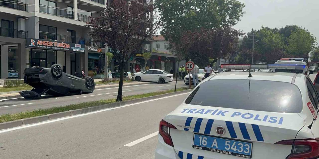 Park Halindeki Otomobile Çarptı, Takla Attı