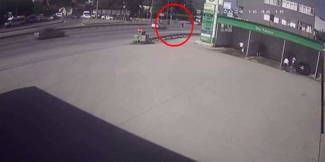 Yolun Karşısına Geçmek İçin Koşan Gence Otomobil Çarptı: Kaza Anı Kamerada