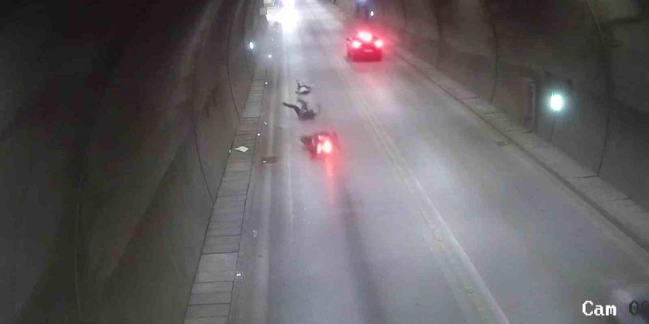 Amasya’da Tünelde Devrilen Motosikletten Düşerek Metrelerce Sürüklendiler, Kaza Anı Kamerada