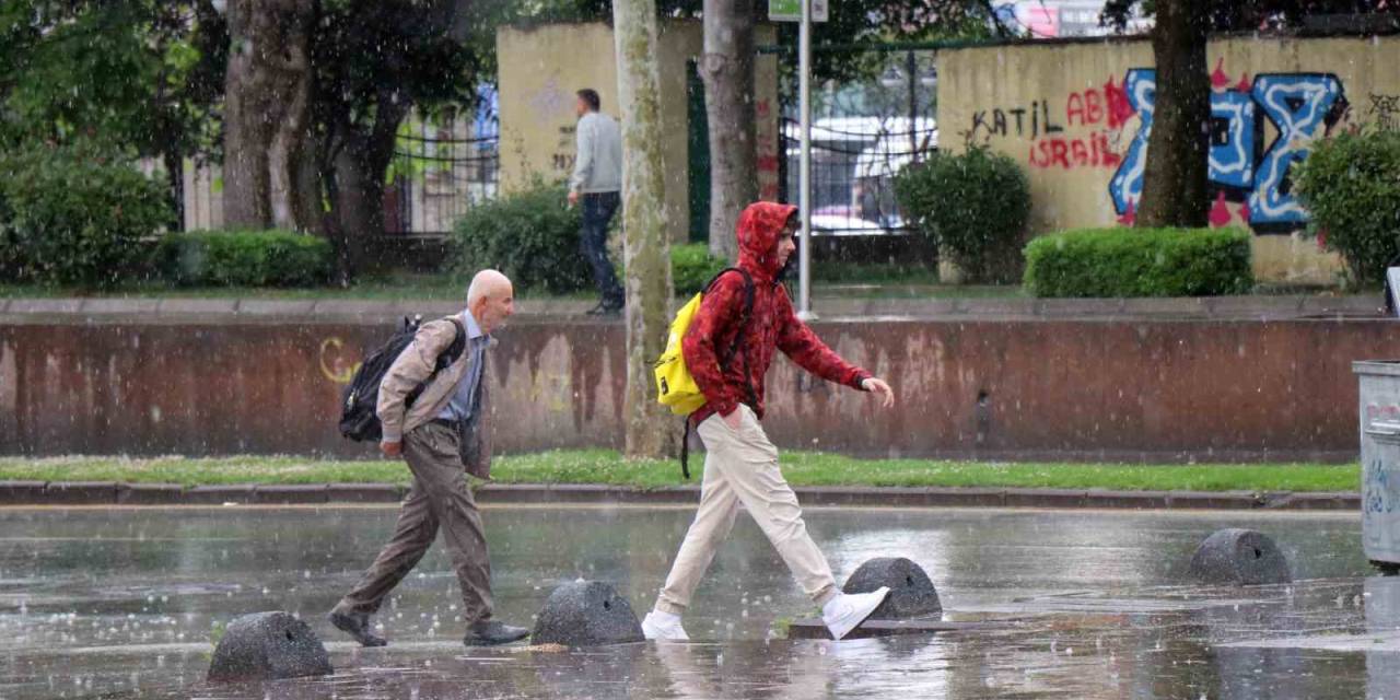 Sakarya’da Yağmura Hazırlıksız Yakalananlar Islanmaktan Kaçamadı