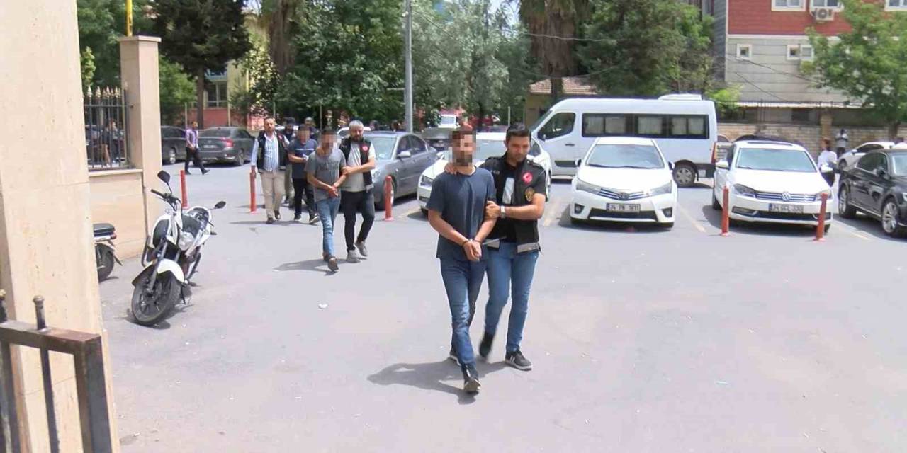 Terör Propagandası Yapan 7 Zanlı Adliyeye Çıkarıldı