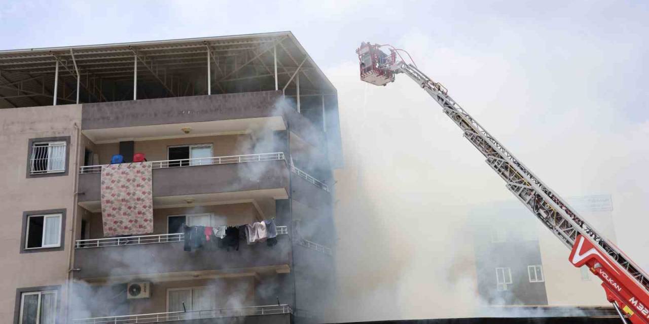 Adana’da Korkutan Yangın: Mobilyacıda Başladı, Müstakil Eve Sıçradı