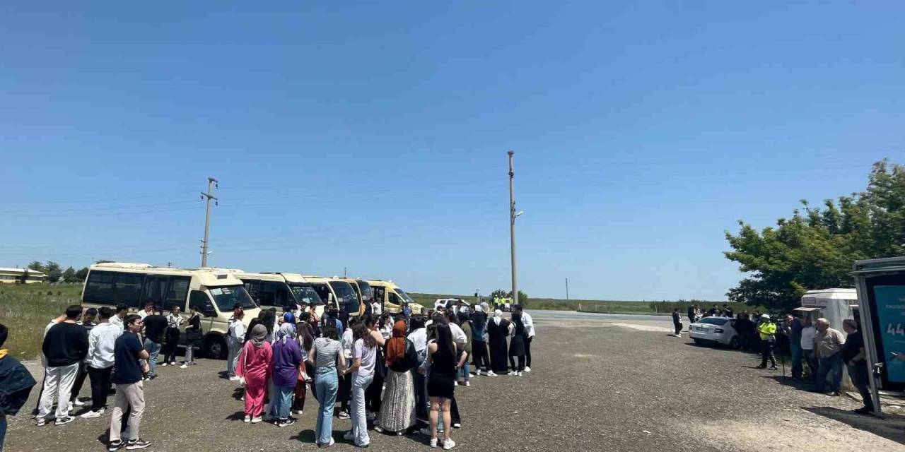 Öğrenciler, Belediyenin Minibüs Zammına Karşı Eylem Başlattı