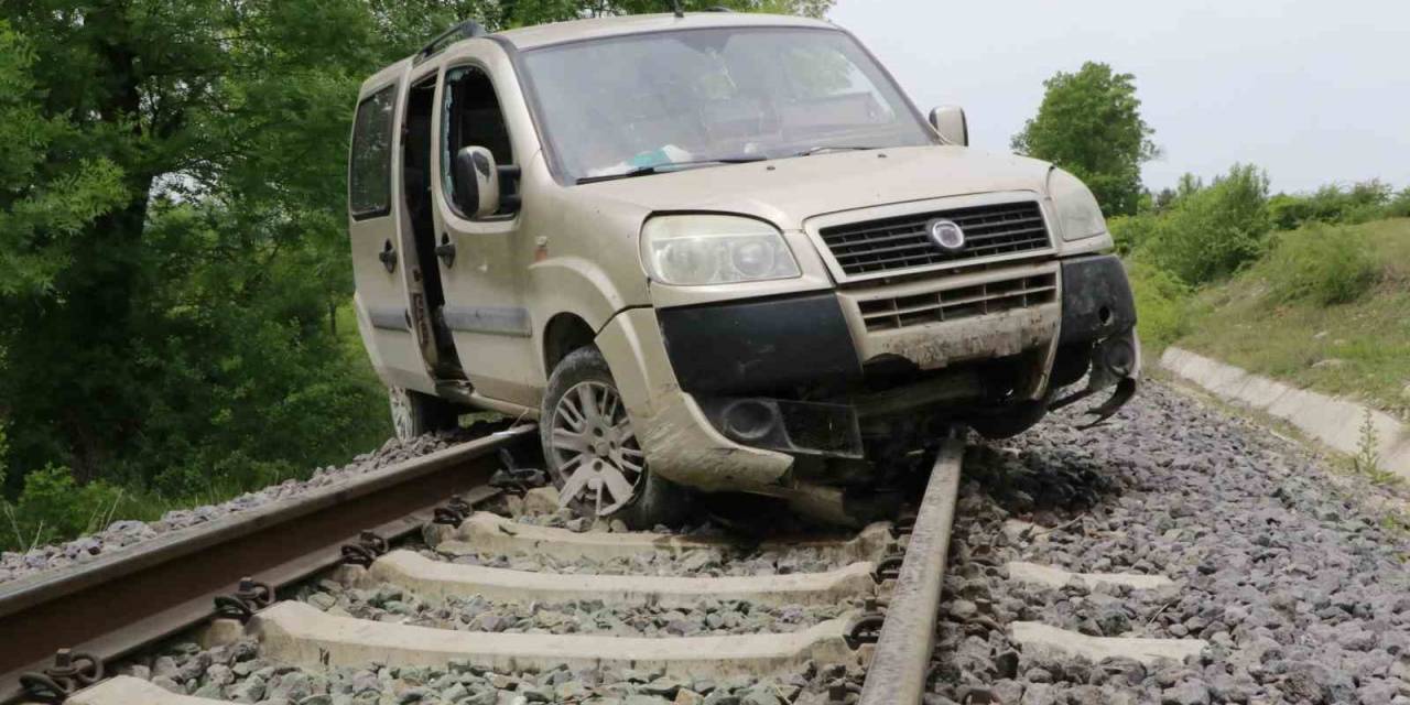 Samsun’da Hafif Ticari Araç Tren Raylarına Uçtu: 1 Yaralı