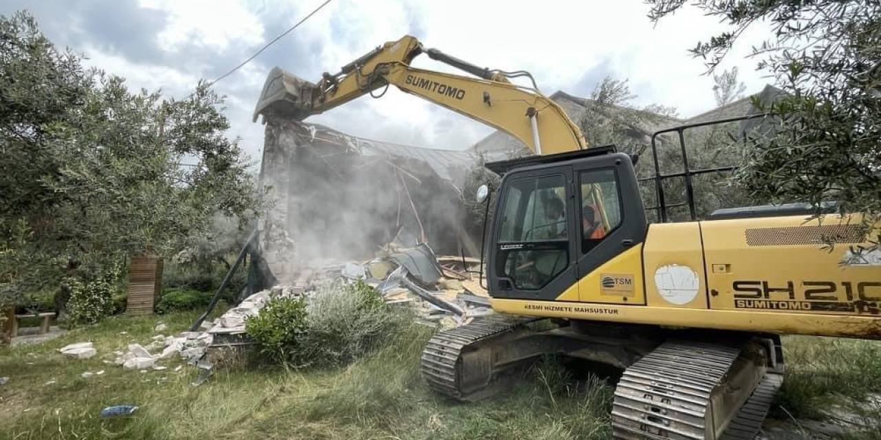 Ayvacık’ta Kaçak Yapı Yıkım Çalışmaları Sürüyor