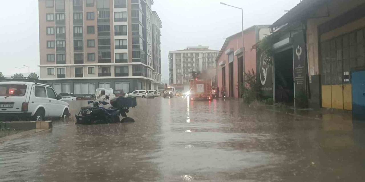 Edremit’te Su Basan Yollarda Mahsur Kalanları İtfaiye Ekipleri Kurtardı
