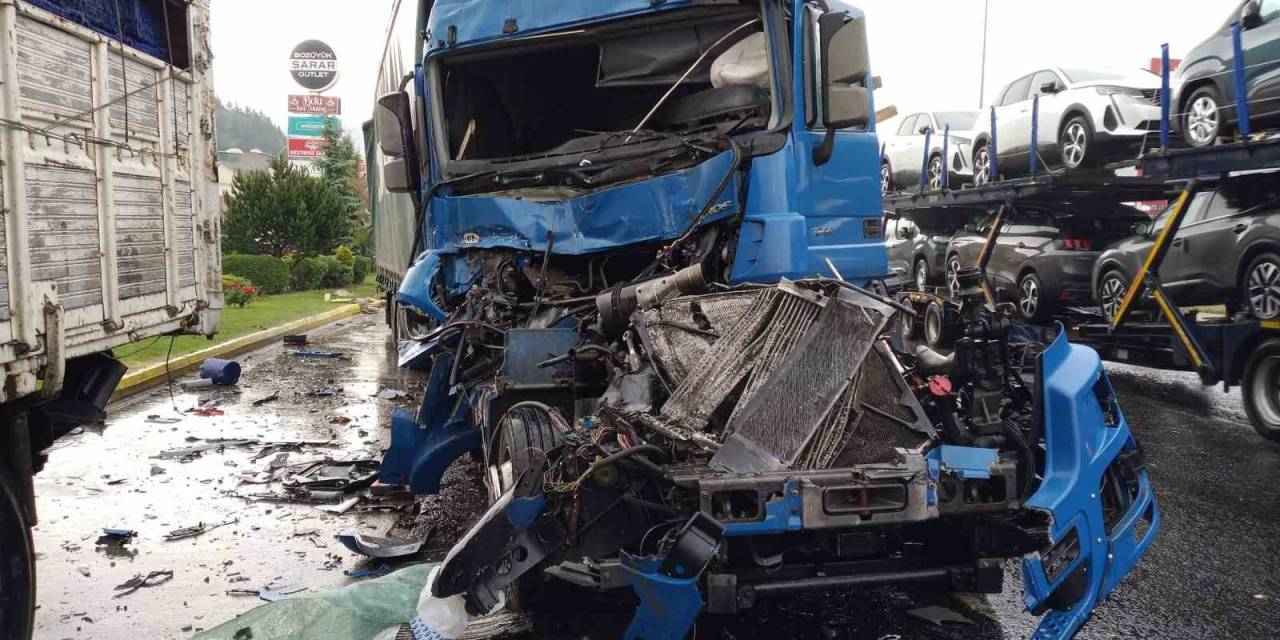 Yabancı Uyruklu Kadının Kullandığı Tır, Kamyona Arkadan Çarptı: 2 Yaralı