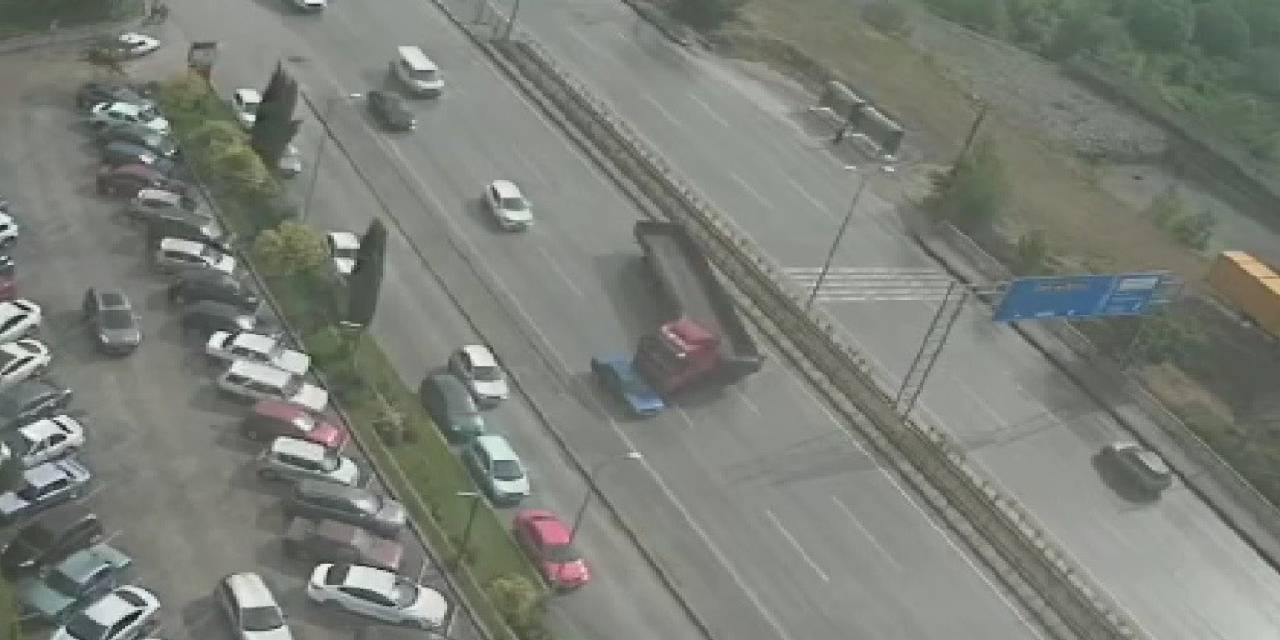 Kontrolden Çıkan Tırın Kaza Anı Güvenlik Kamerasında