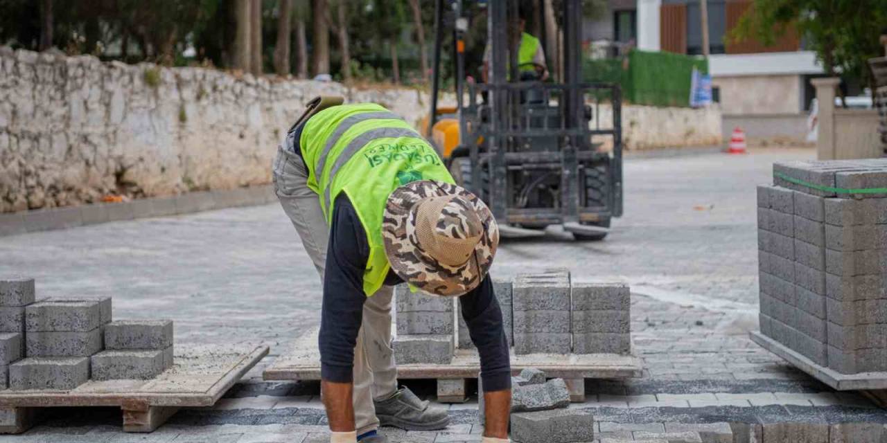 Kuşadası Belediyesi Yol Yapım Çalışmalarına Devam Ediyor