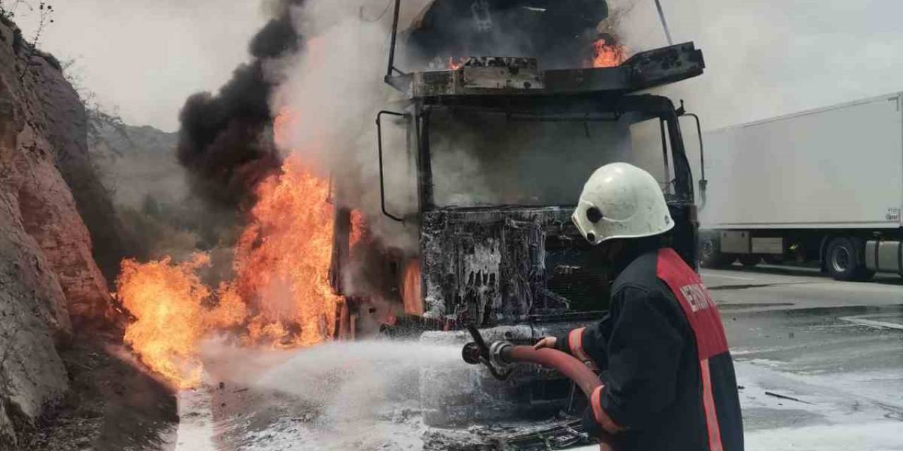 Tarsus’ta Yanan Tırda Yüklü 7 Sıfır Araç Yandı