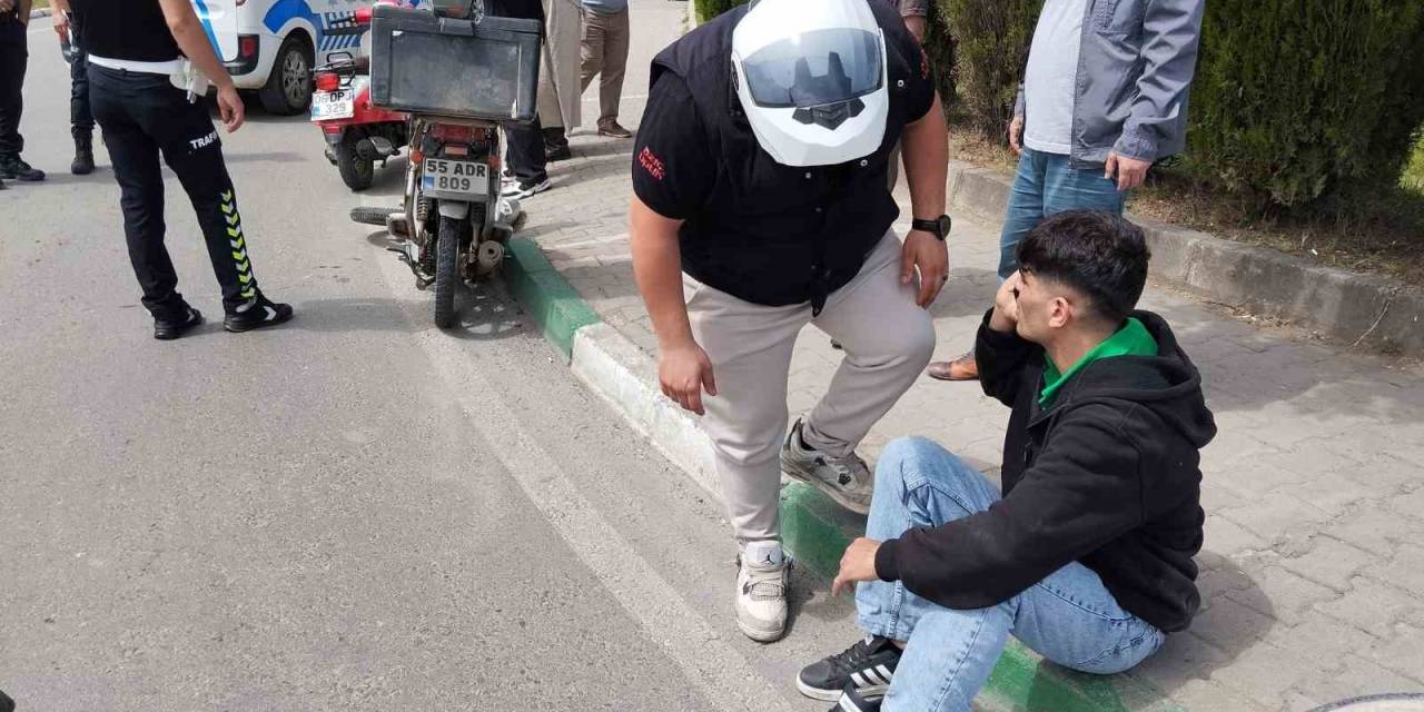 Otomobille Çarpışan Motokurye Yaralandı