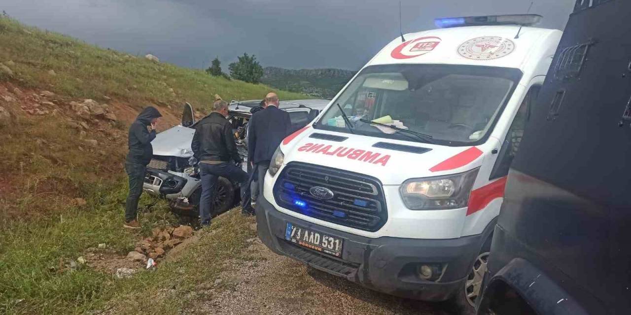 Hafriyat Kamyonu İle Polis Aracı Çarpıştı: 1 Yaralı