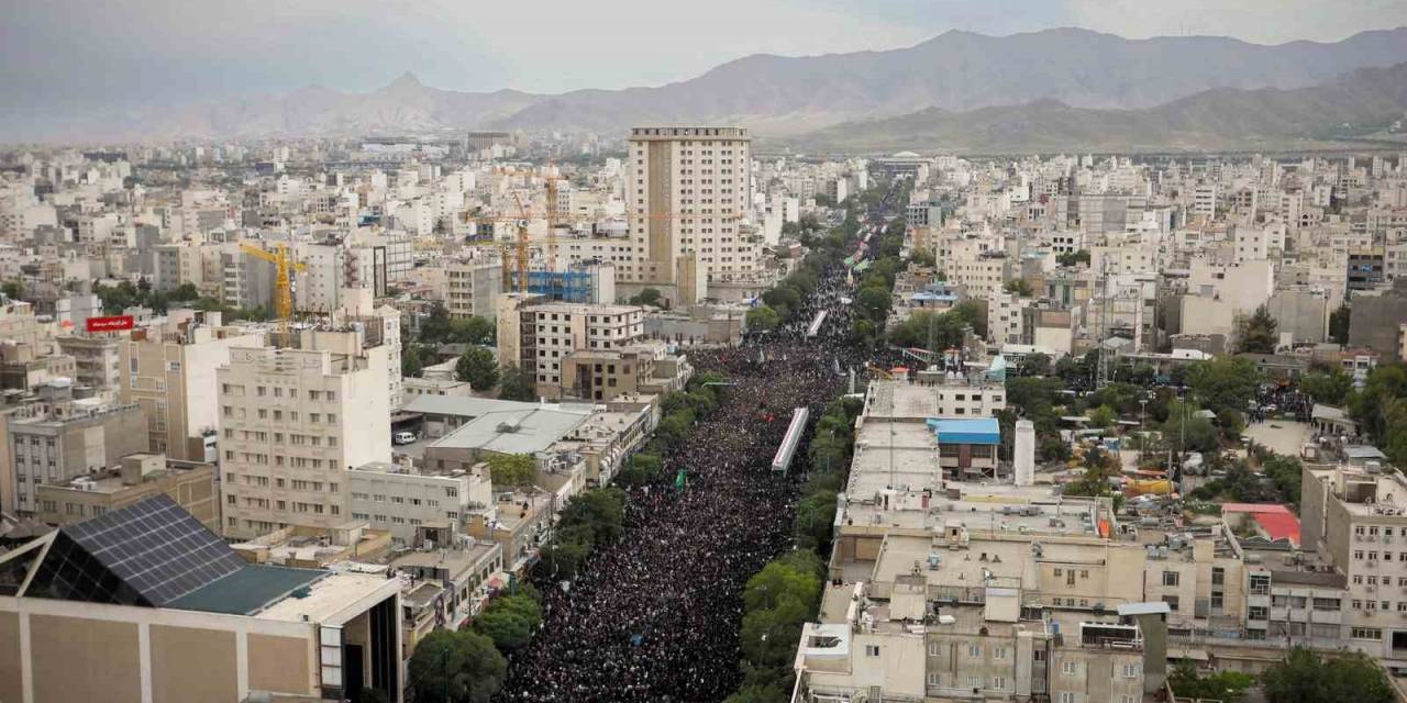 İran Cumhurbaşkanı Reisi’yi 3 Milyon Kişi Son Yolculuğuna Uğurladı