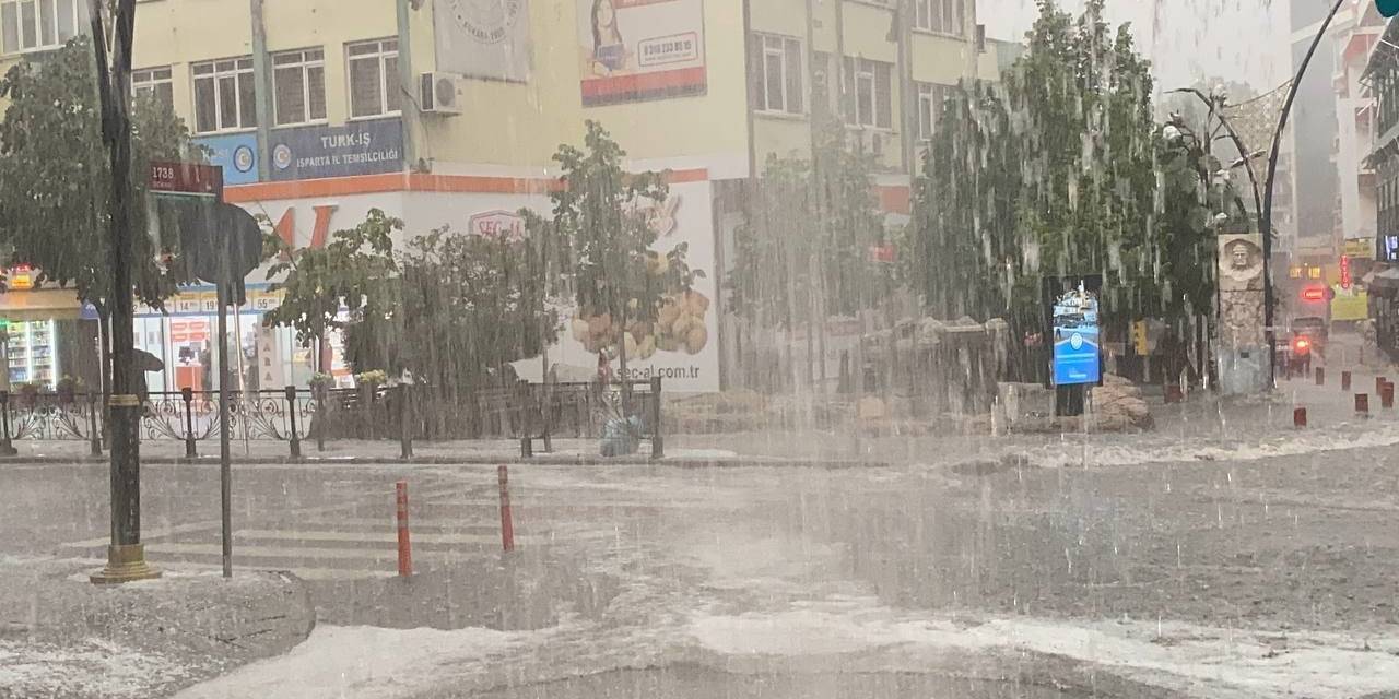 Isparta’da Dolu Yağışı Etkili Oldu, Sürücüler Zor Anlar Yaşadı