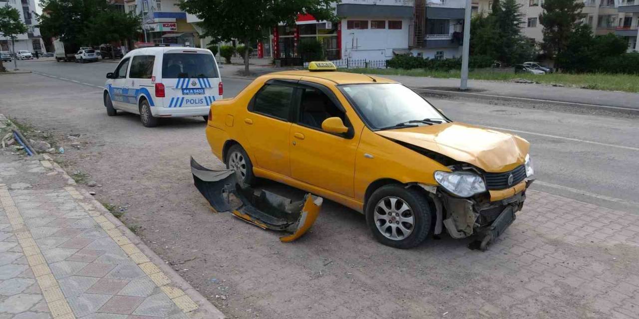 Üç Aracın Karıştığı Kazada 1 Kişi Yaralandı