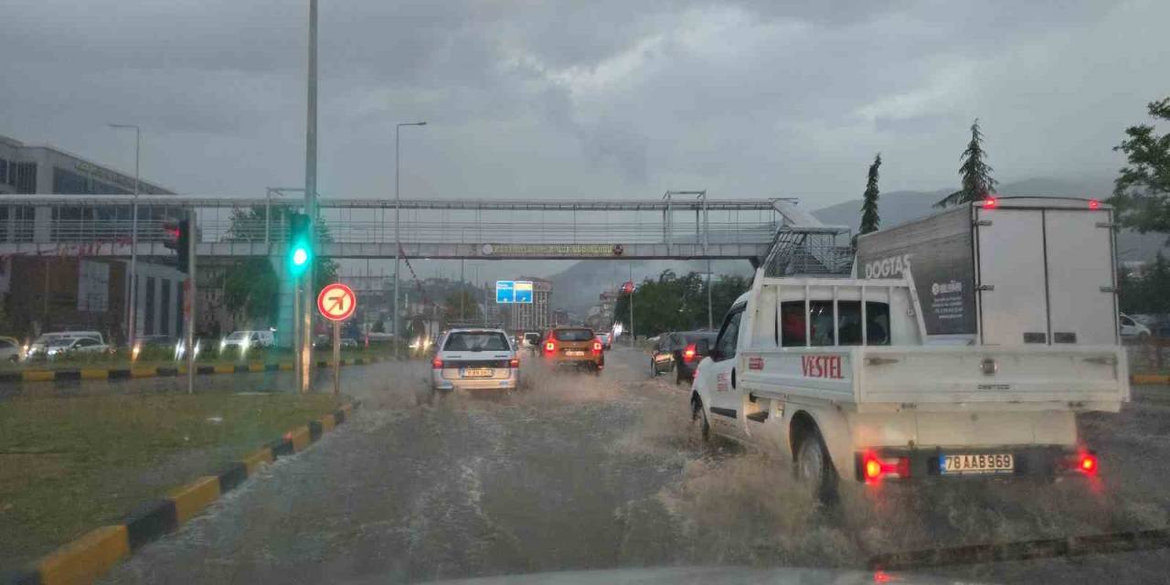 Sağanak Sonrası Yollar Dereye Döndü, Tarihi Konağın Duvarı Çöktü