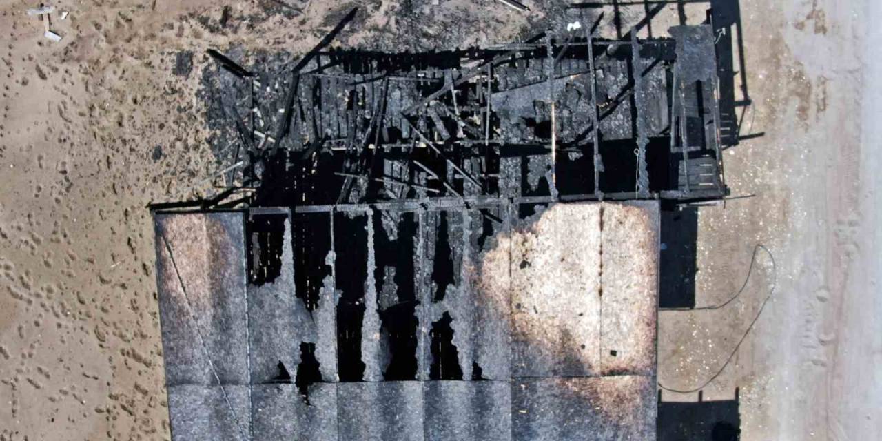 Antalya’da Denize Sıfır Çardaklarda Yangın: 2 Çardak Kül Oldu